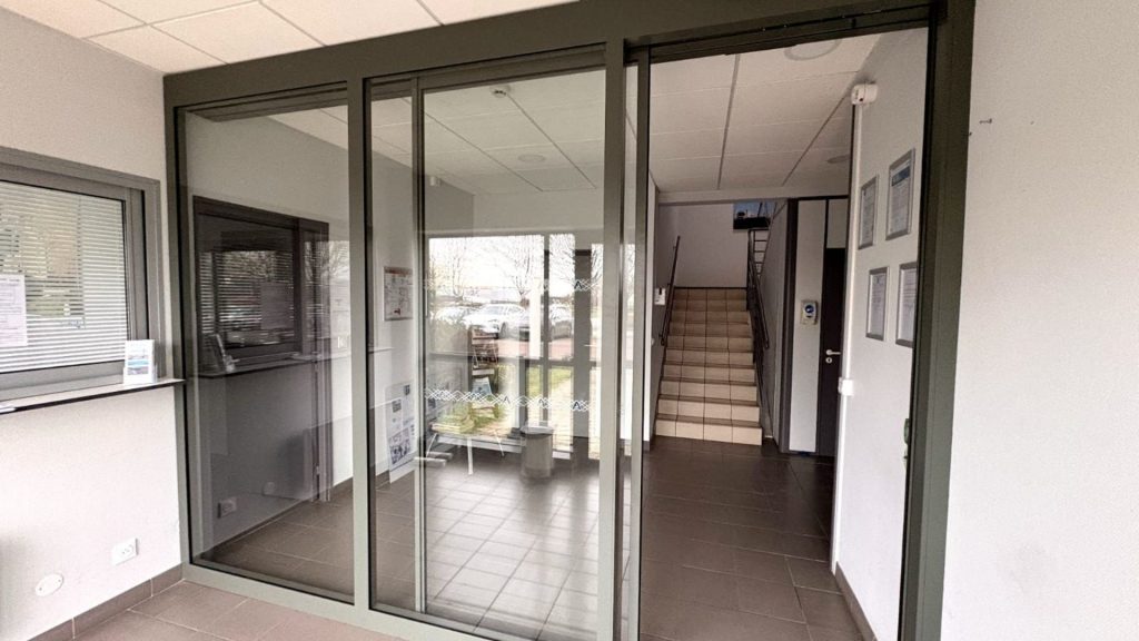 pose d’une porte automatique sur le site des 𝗧𝗿𝗮𝗻𝘀𝗽𝗼𝗿𝘁𝘀 𝗦𝗧𝗘𝗙 à Ifs